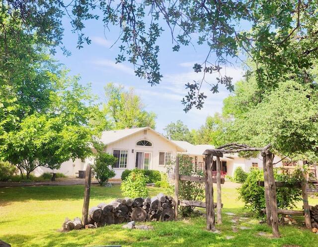 exterior space featuring a front yard