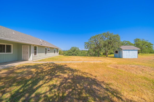 view of yard featuring an outbuilding and a storage shed