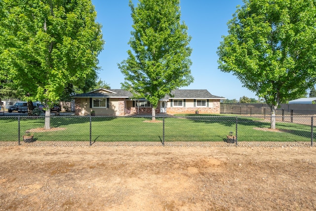 view of front of home featuring a front lawn and fence