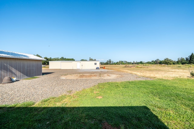 view of yard featuring an outbuilding