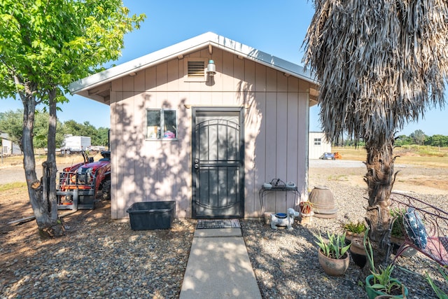 view of outbuilding featuring an outbuilding