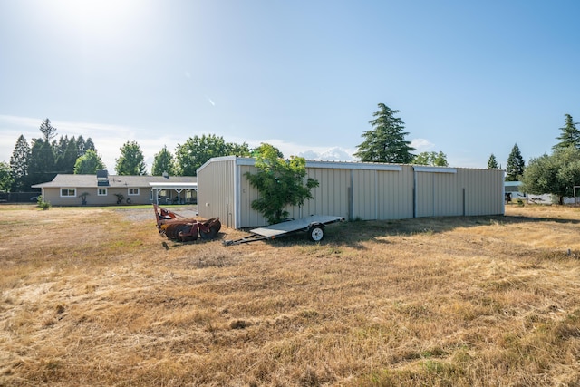 view of yard featuring an outbuilding