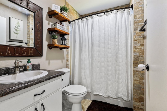 full bath with shower / tub combo, toilet, and vanity