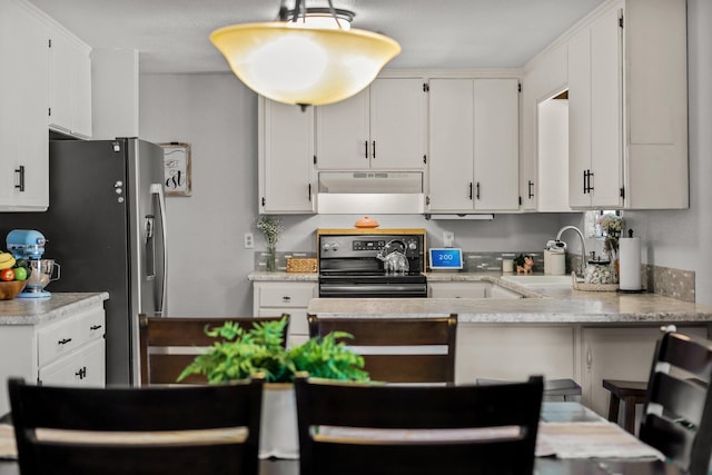 kitchen featuring a sink, under cabinet range hood, a peninsula, electric range, and stainless steel fridge with ice dispenser