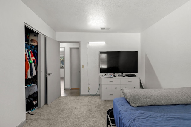 2831 Camulos Way, Redding, CA 96002 - bedroom with a textured ceiling, visible vents, carpet floors, and a closet