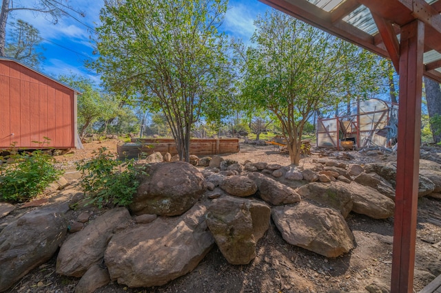 view of yard with an outdoor structure