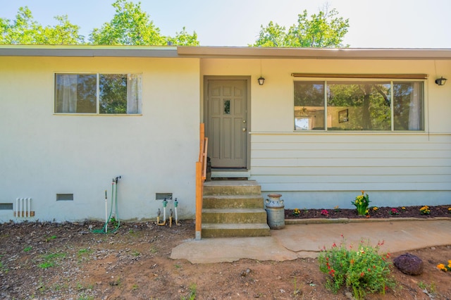 entrance to property with crawl space