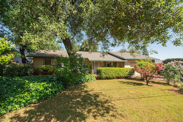 view of front of house featuring a front yard and a garage