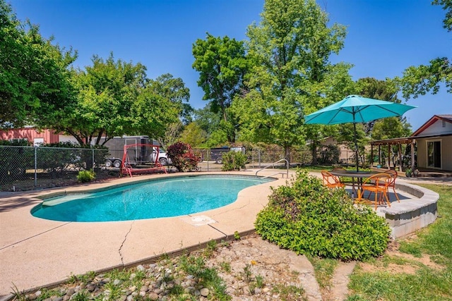 7090 Rio Rancho Rd, Anderson, CA 96007 - view of swimming pool featuring a fenced in pool, a patio, and fence