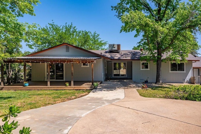 7090 Rio Rancho Rd, Anderson, CA 96007 - view of front of house featuring cooling unit, a porch, and a front lawn
