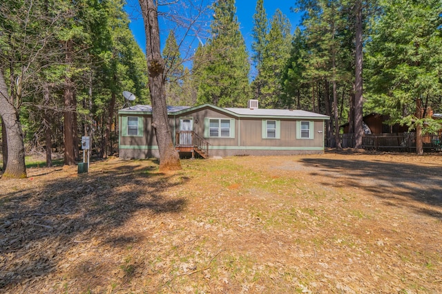 manufactured / mobile home featuring fence