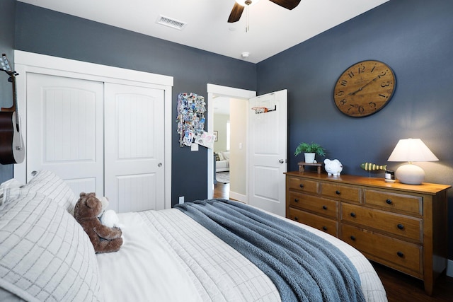 22070 Lassen View Dr, Palo Cedro, CA 96073 - bedroom featuring a ceiling fan, dark wood-style flooring, visible vents, and a closet
