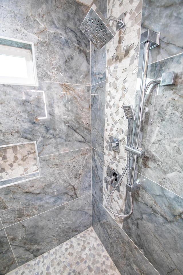 bathroom featuring a tile shower