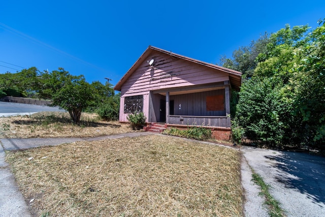1868 Gold St, Redding, CA 96001 - view of front of home with a porch