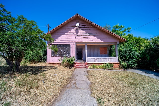 1868 Gold St, Redding, CA 96001 - bungalow-style home with a porch