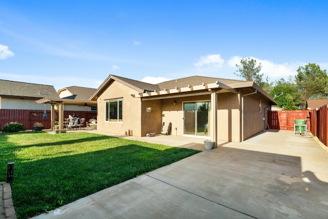 5538 Muir Peak Rd, Redding, CA 96002 - back of house featuring a patio area, ceiling fan, stucco siding, a yard, and a fenced backyard