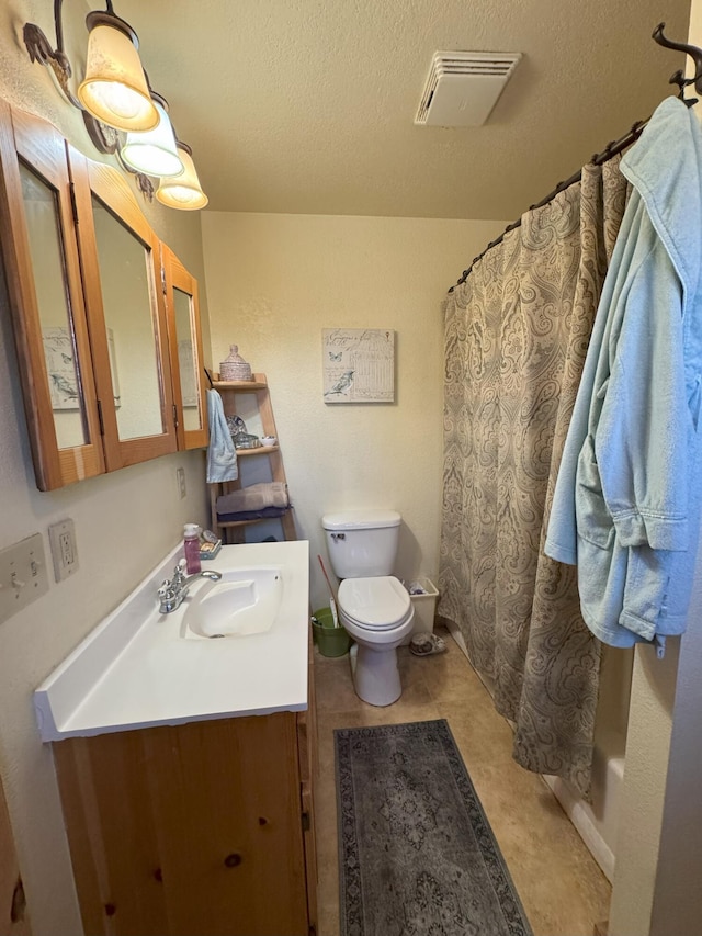 full bathroom featuring visible vents, toilet, curtained shower, and vanity