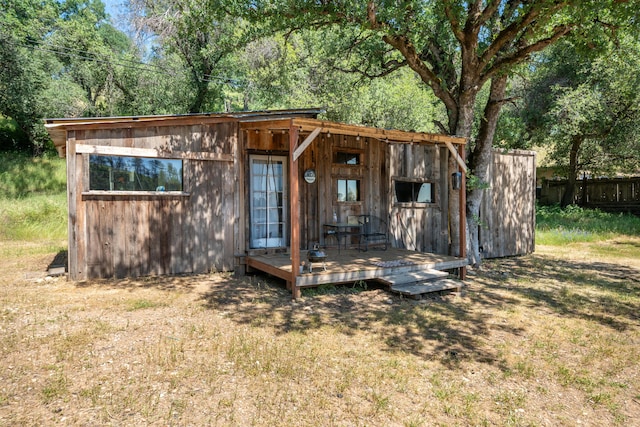 1390 Branstetter Ln, Redding, CA 96001 - view of outdoor structure featuring fence and an outbuilding