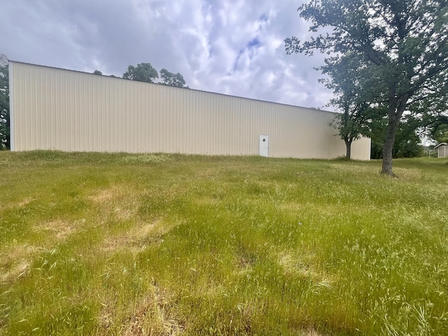 view of yard featuring an outdoor structure and an outbuilding
