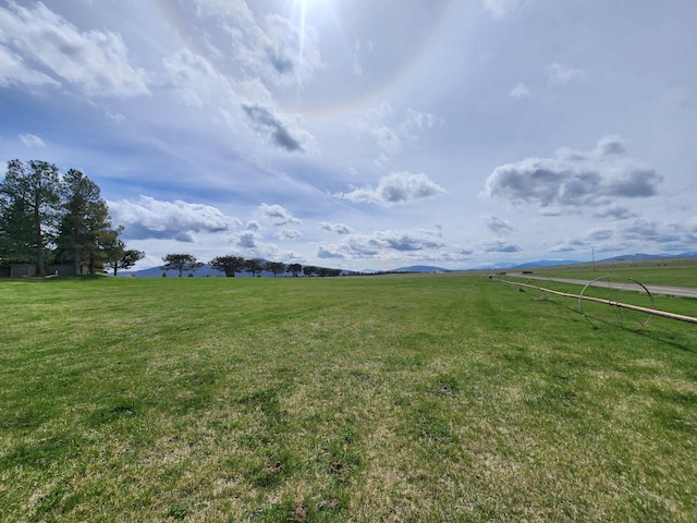 view of yard featuring a rural view