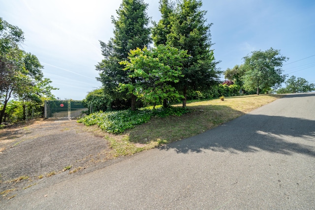 view of front of property featuring fence