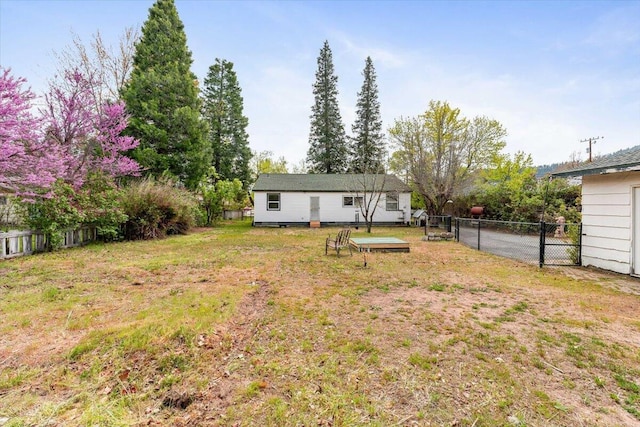 979 Lassen Ln, Mount Shasta, CA 96067 - view of yard featuring a fenced backyard