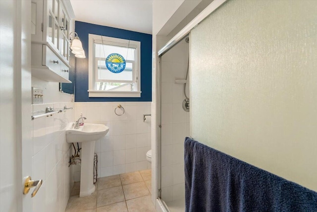 979 Lassen Ln, Mount Shasta, CA 96067 - full bath featuring tile patterned flooring, toilet, a wainscoted wall, tile walls, and a stall shower