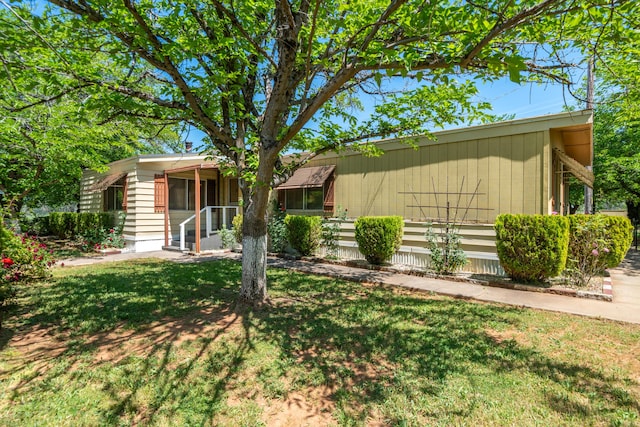 view of front of house featuring a front lawn