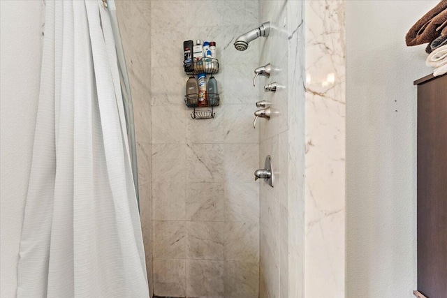 full bathroom featuring a tile shower