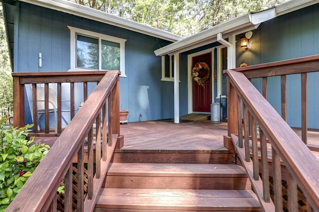 property entrance featuring a deck