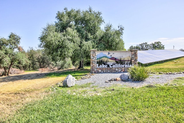 community sign with a lawn