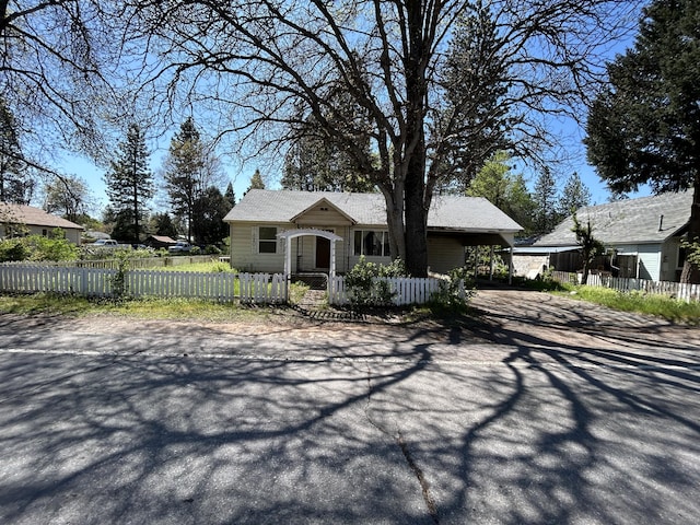 view of front of home featuring a fenced front yard and driveway