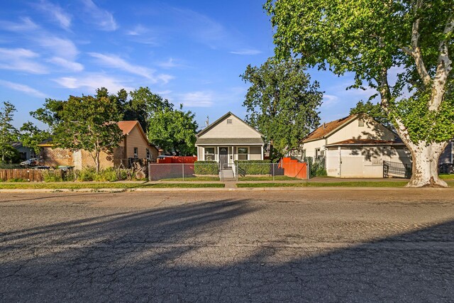 1048 Franklin St, Red Bluff, CA 96080 - bungalow featuring a fenced front yard and a gate