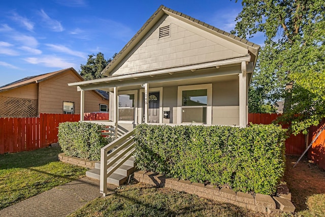 1048 Franklin St, Red Bluff, CA 96080 - bungalow-style home with a porch and fence