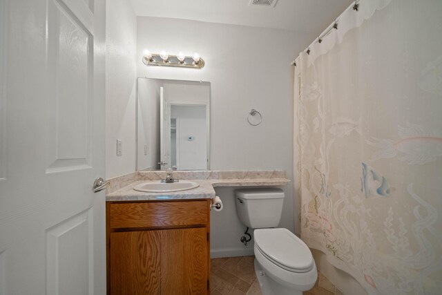 full bathroom featuring toilet, vanity, and a shower with shower curtain