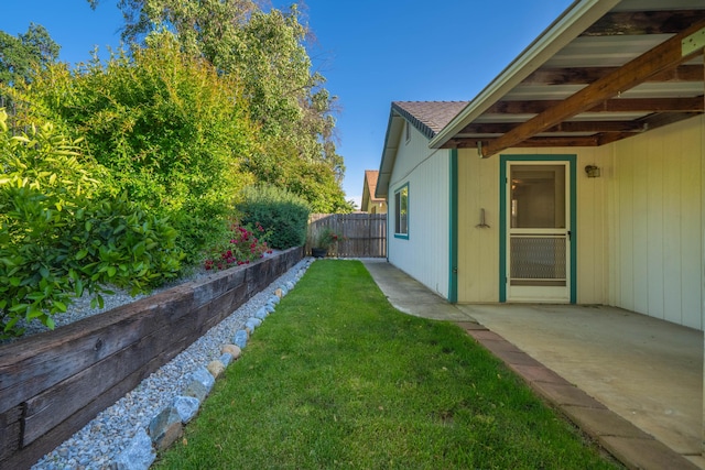 view of yard featuring a patio