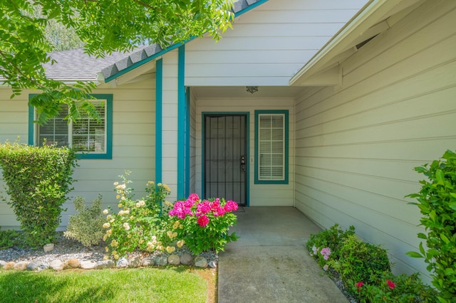 427 Yolla Bolly Trl, Redding, CA 96003 - doorway to property featuring a shingled roof and covered porch