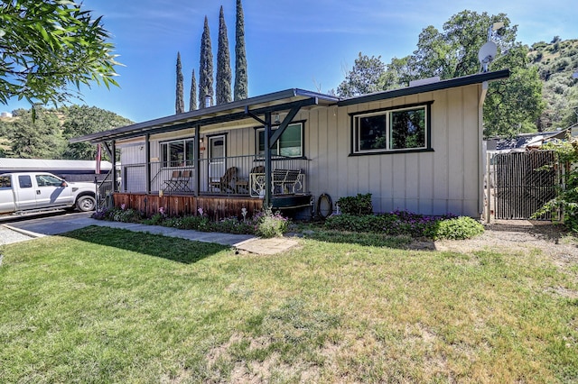 14851 Ravine Rd, Redding, CA 96003 - view of front facade featuring covered porch and a front yard
