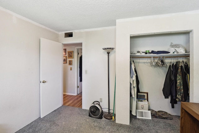 14851 Ravine Rd, Redding, CA 96003 - bedroom with carpet, a closet, and a textured ceiling
