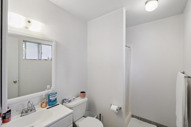 14851 Ravine Rd, Redding, CA 96003 - full bath featuring a shower with curtain, toilet, and vanity