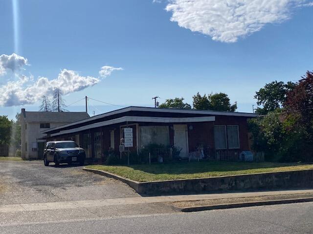 view of front of house with a front yard and driveway