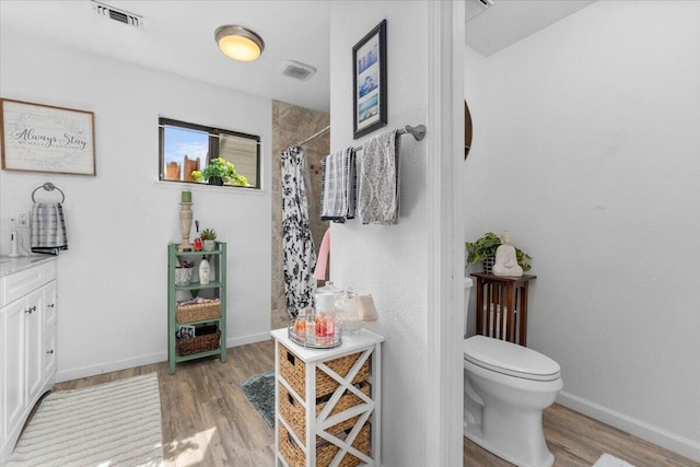 7597 Terra Linda Way, Redding, CA 96003 - full bath featuring wood finished floors, toilet, a shower with curtain, vanity, and baseboards