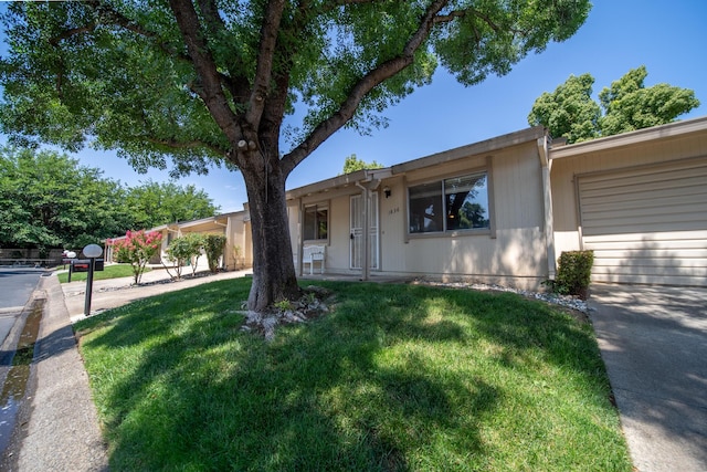 1836 Del Mar Ave, Redding, CA 96003 - ranch-style home featuring a front yard and a garage