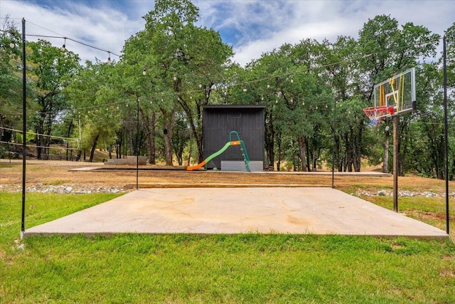 19697 Old Indian Trl, Redding, CA 96003 - view of sport court with community basketball court and a yard