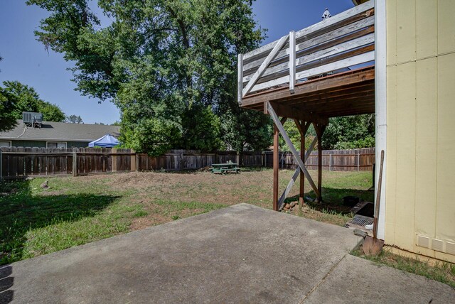 view of yard featuring a patio