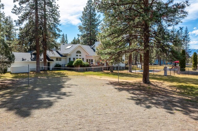 17917 Lakeshore Dr, Weed, CA 96094 - single story home featuring volleyball court and fence