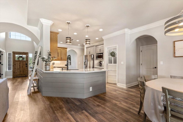 20030 Clay Ct, Cottonwood, CA 96022 - kitchen featuring a sink, appliances with stainless steel finishes, arched walkways, a peninsula, and ornamental molding