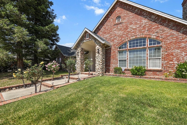 2154 Harvard Way, Redding, CA 96003 - view of front of house featuring brick siding and a front yard
