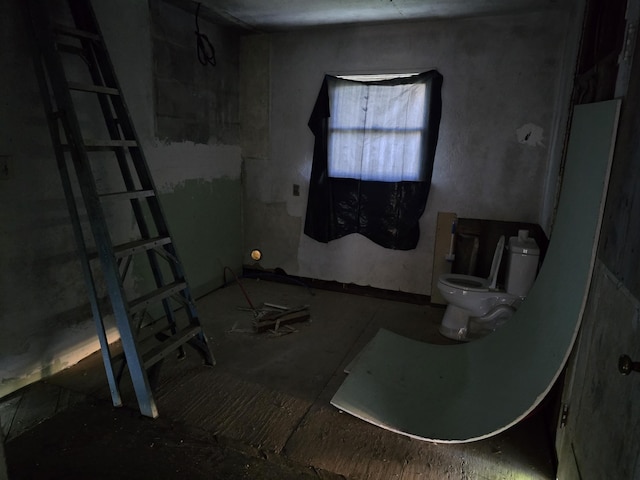 4680 Cedars Rd, Redding, CA 96001 - bathroom featuring toilet