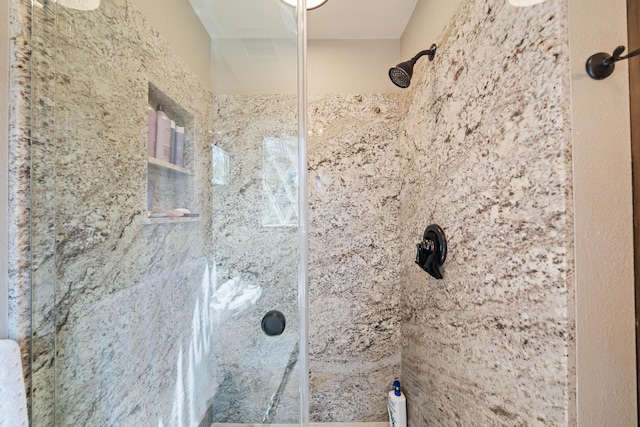 2990 Forest Hills Dr, Redding, CA 96002 - bathroom with a tile shower